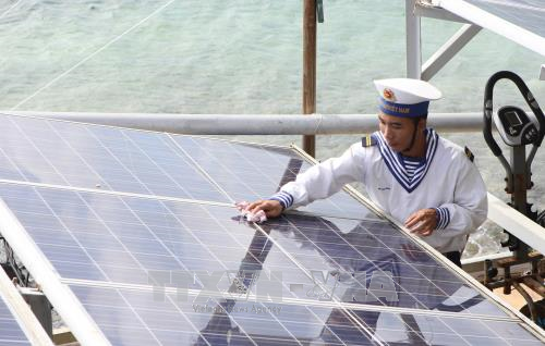 Các chiến sĩ đảo Đá Nam bảo dưỡng hệ thống điện mặt trời